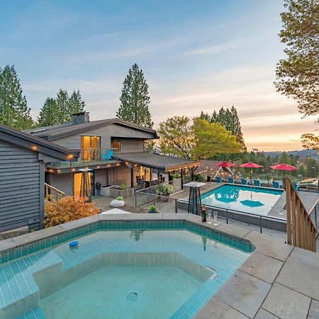 Grouse Cheerful Large Private Bedroom, Bath, Shared Deck, Pool, Hot Tub North Vancouver Ngoại thất bức ảnh