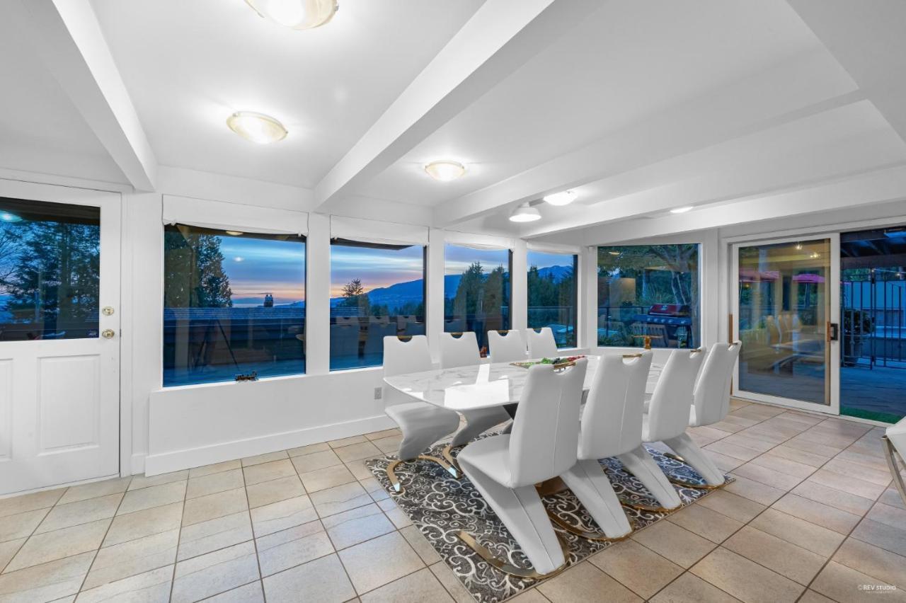 Grouse Cheerful Large Private Bedroom, Bath, Shared Deck, Pool, Hot Tub North Vancouver Ngoại thất bức ảnh