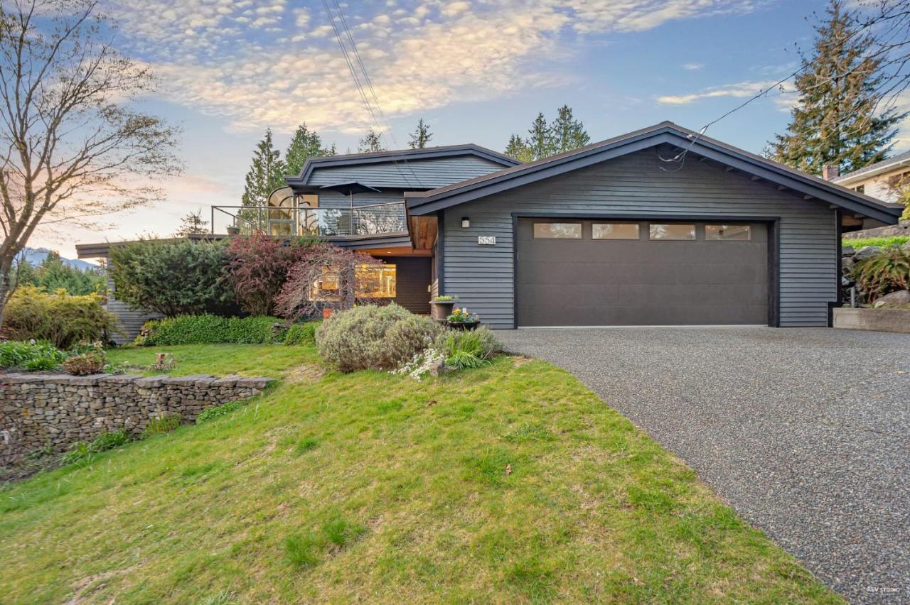 Grouse Cheerful Large Private Bedroom, Bath, Shared Deck, Pool, Hot Tub North Vancouver Ngoại thất bức ảnh