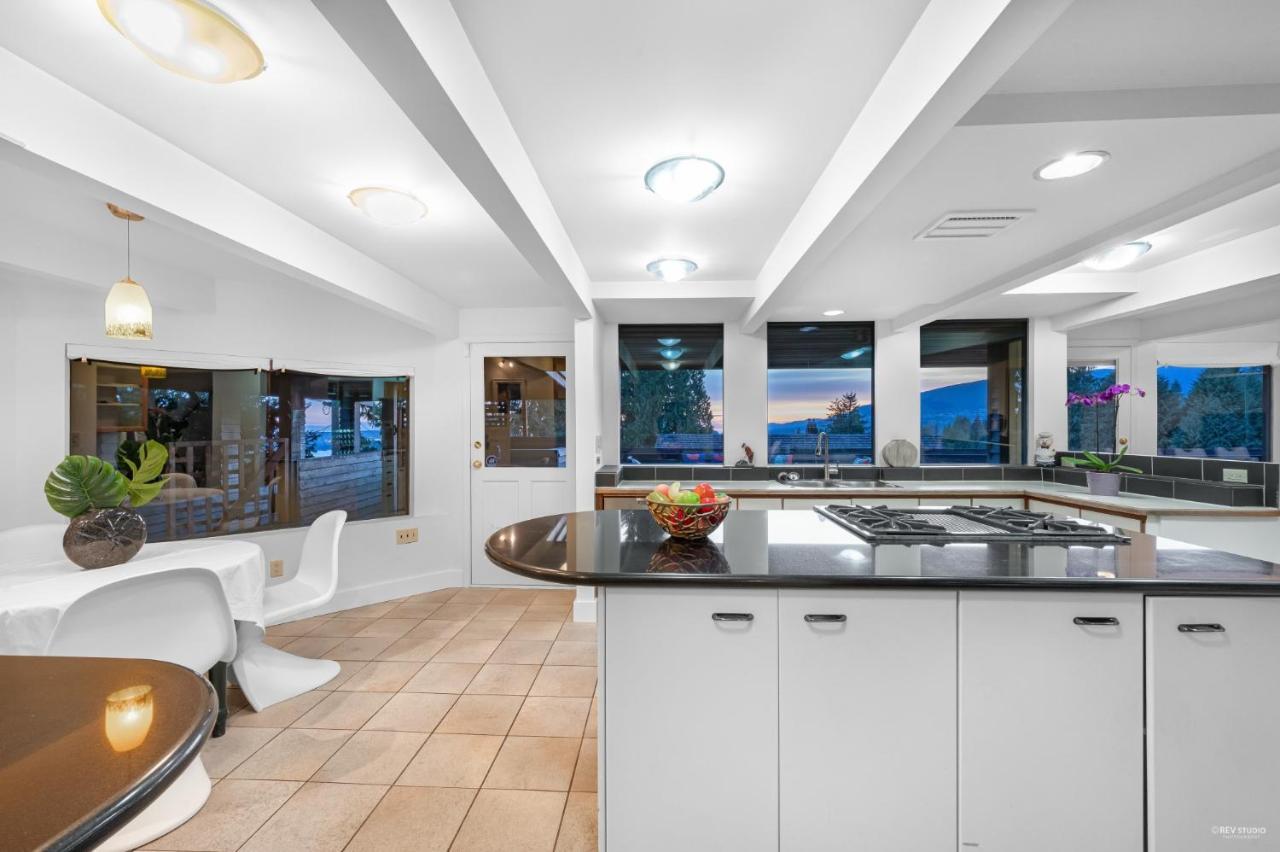 Grouse Cheerful Large Private Bedroom, Bath, Shared Deck, Pool, Hot Tub North Vancouver Ngoại thất bức ảnh