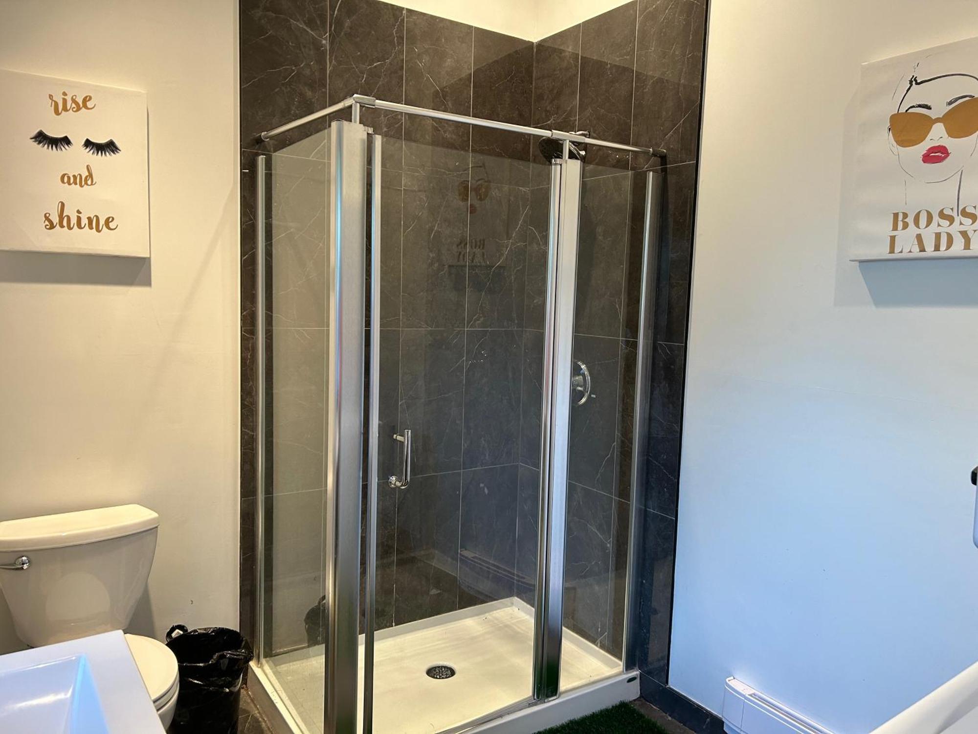 Grouse Cheerful Large Private Bedroom, Bath, Shared Deck, Pool, Hot Tub North Vancouver Ngoại thất bức ảnh