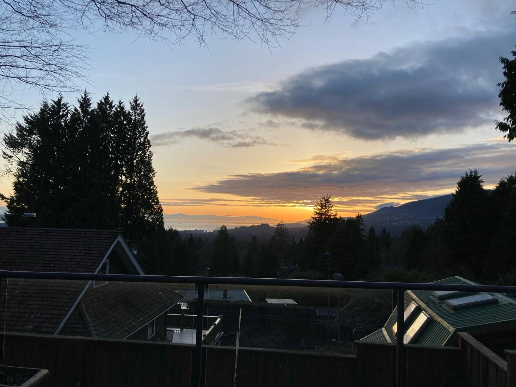 Grouse Cheerful Large Private Bedroom, Bath, Shared Deck, Pool, Hot Tub North Vancouver Ngoại thất bức ảnh