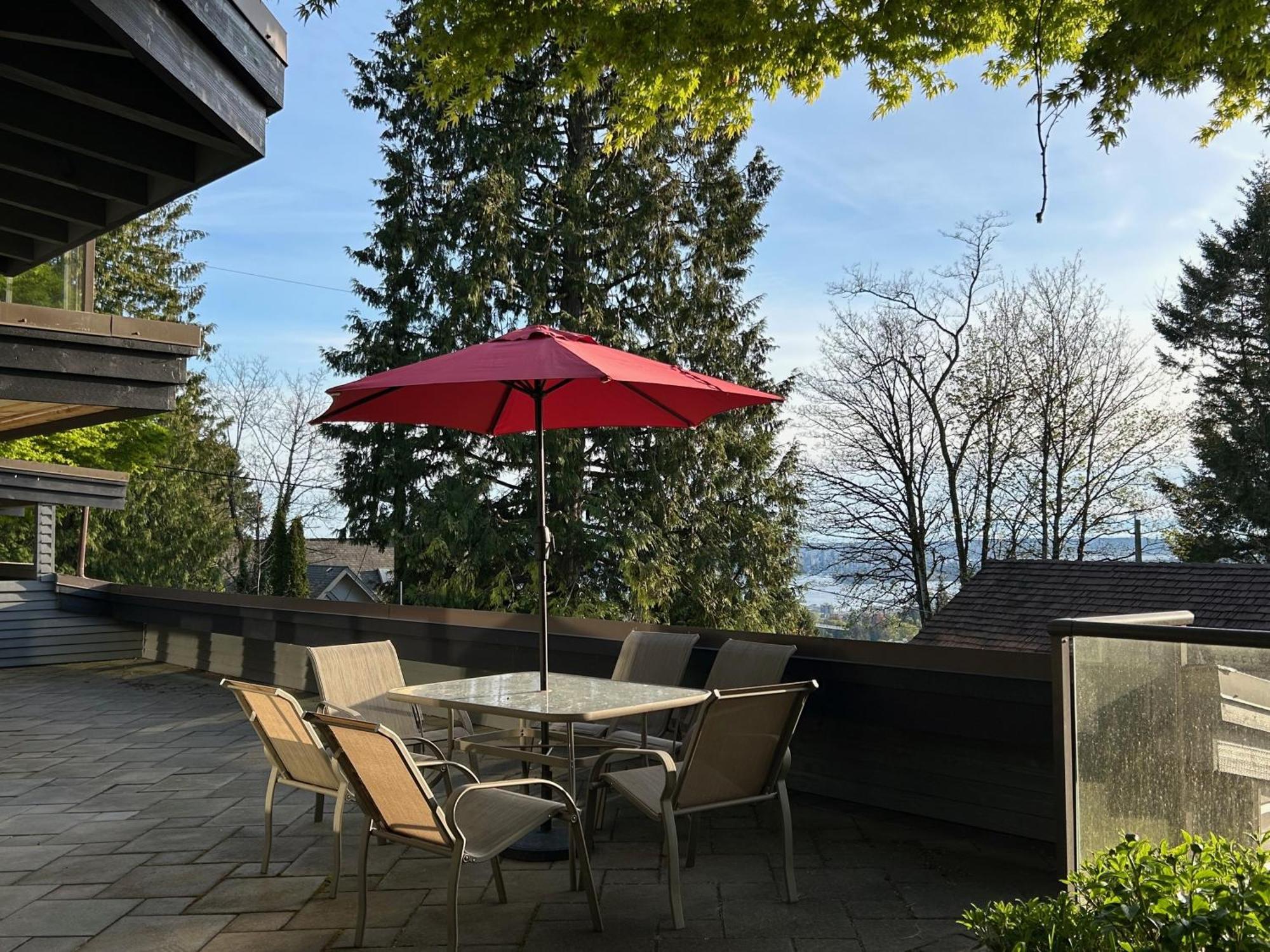 Grouse Cheerful Large Private Bedroom, Bath, Shared Deck, Pool, Hot Tub North Vancouver Ngoại thất bức ảnh