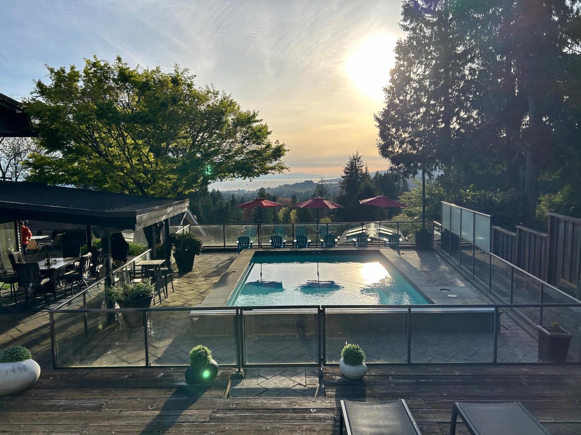 Grouse Cheerful Large Private Bedroom, Bath, Shared Deck, Pool, Hot Tub North Vancouver Ngoại thất bức ảnh