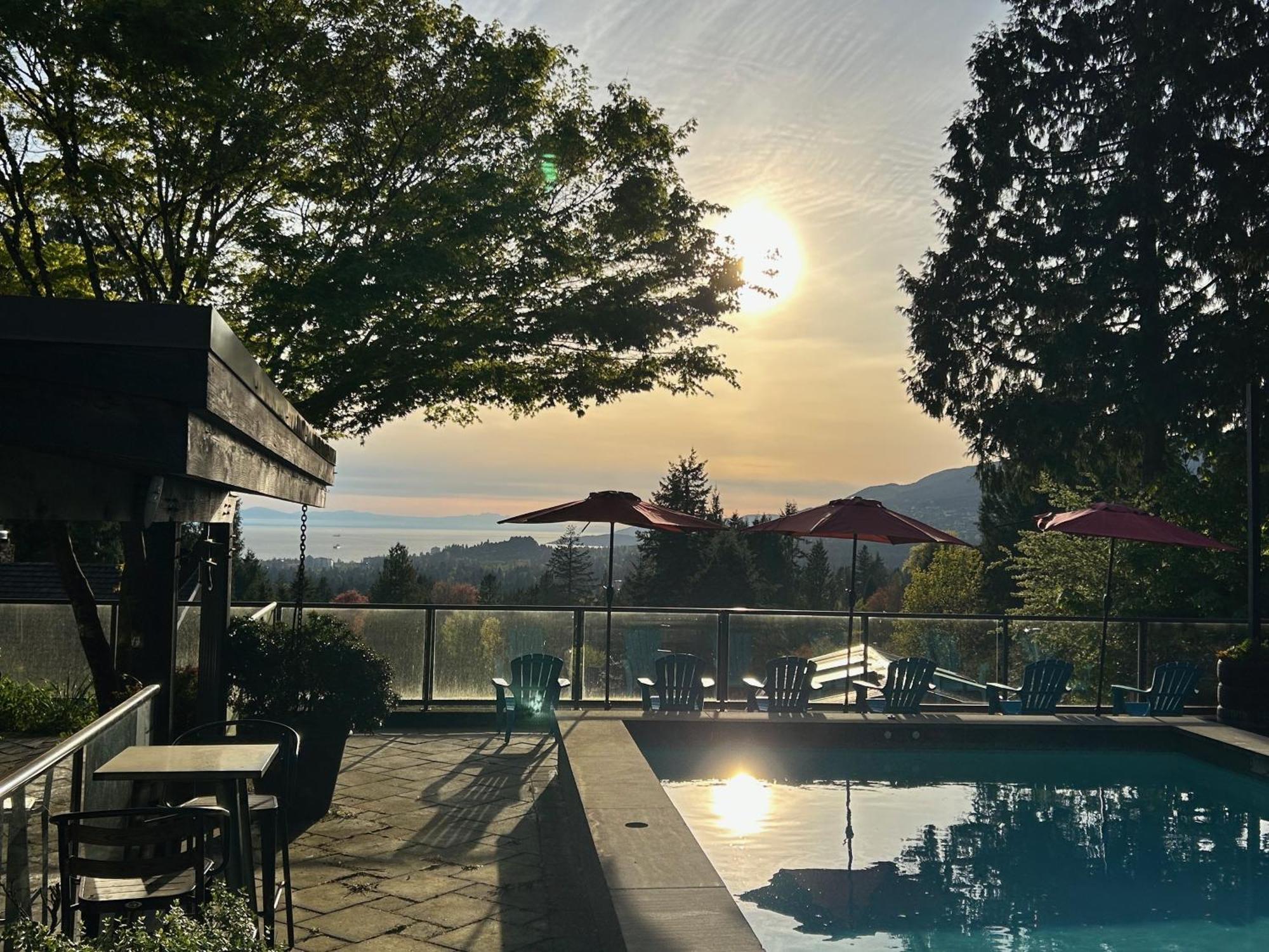 Grouse Cheerful Large Private Bedroom, Bath, Shared Deck, Pool, Hot Tub North Vancouver Ngoại thất bức ảnh