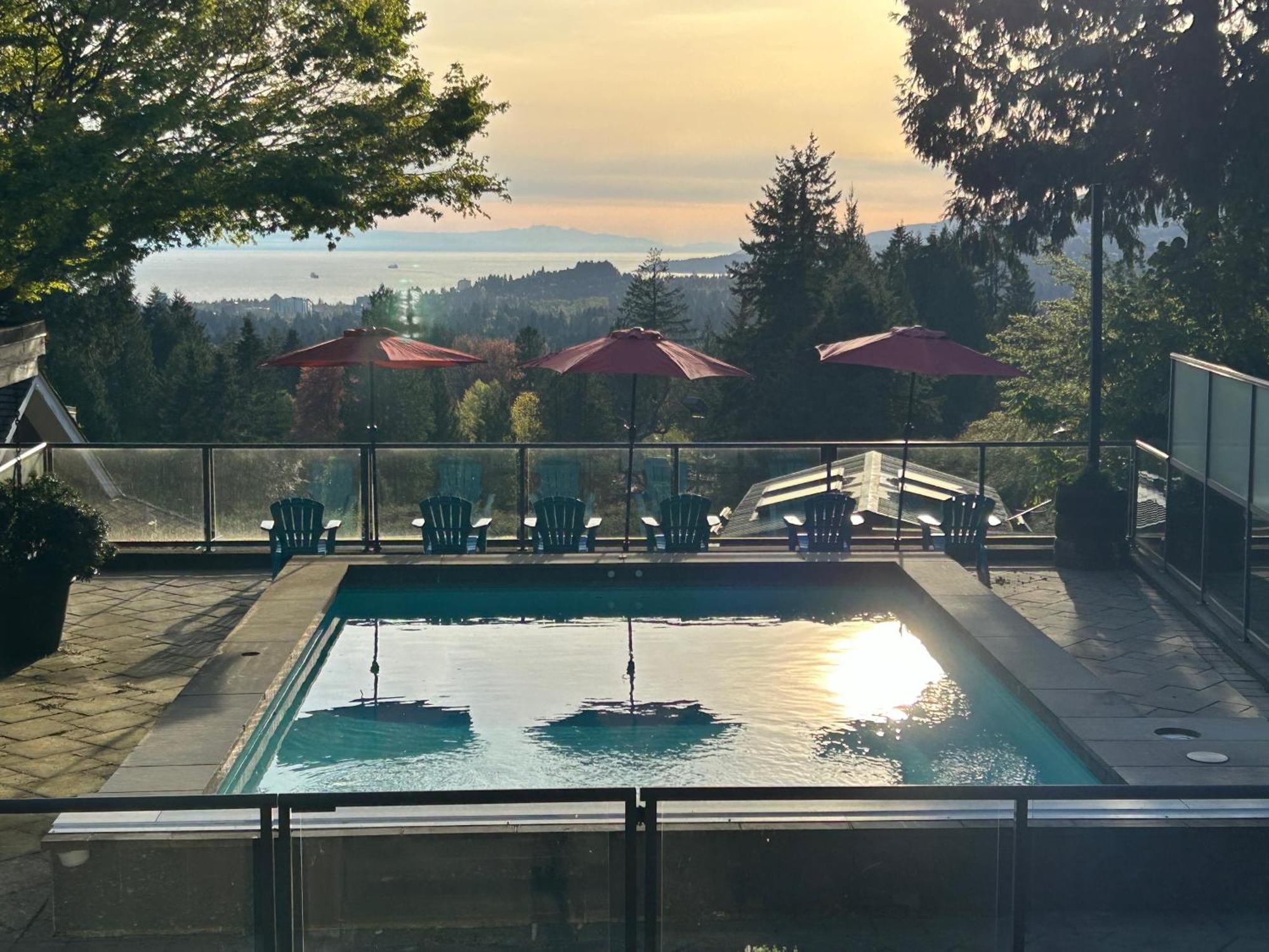 Grouse Cheerful Large Private Bedroom, Bath, Shared Deck, Pool, Hot Tub North Vancouver Ngoại thất bức ảnh
