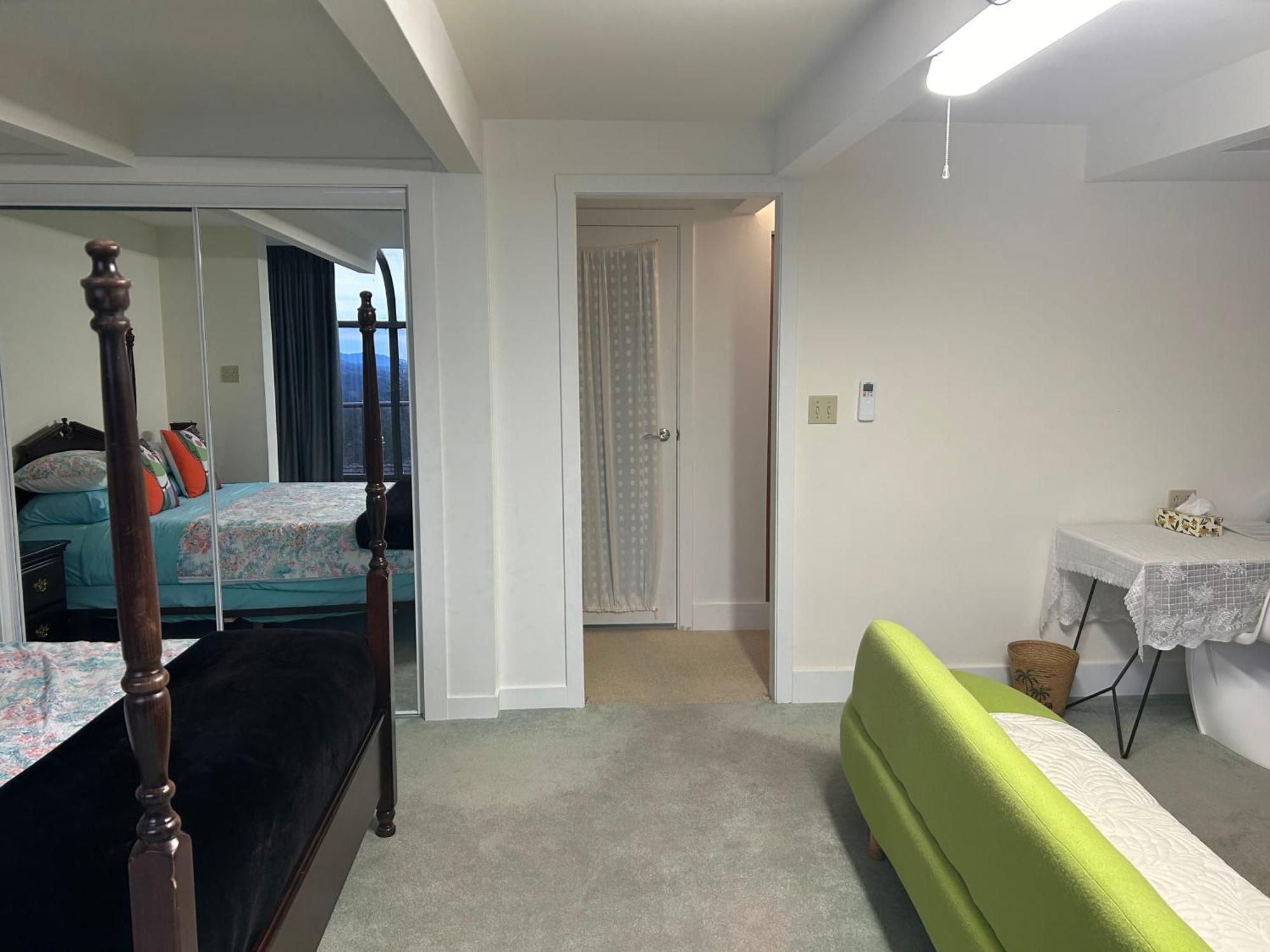 Grouse Cheerful Large Private Bedroom, Bath, Shared Deck, Pool, Hot Tub North Vancouver Ngoại thất bức ảnh