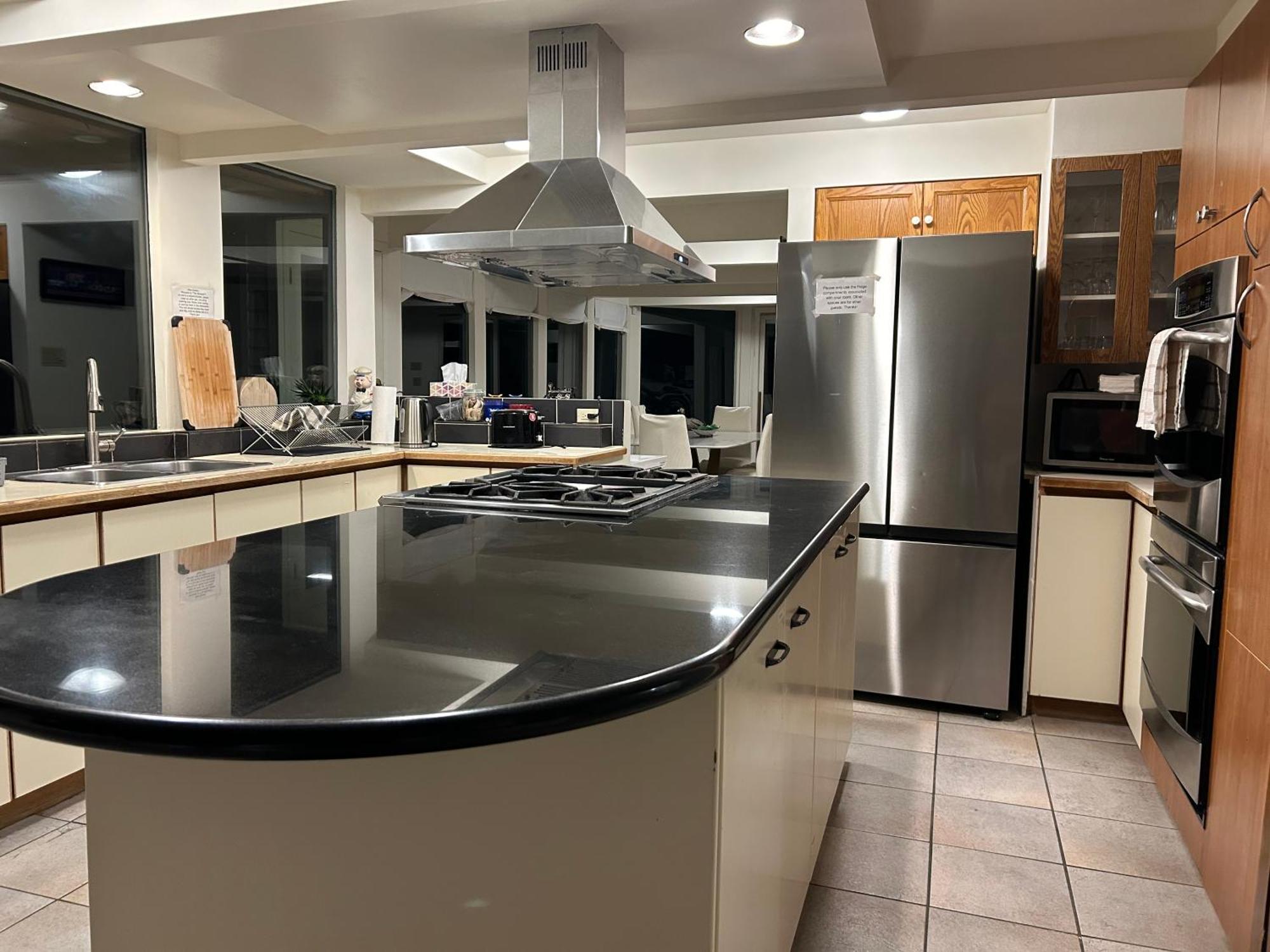 Grouse Cheerful Large Private Bedroom, Bath, Shared Deck, Pool, Hot Tub North Vancouver Ngoại thất bức ảnh