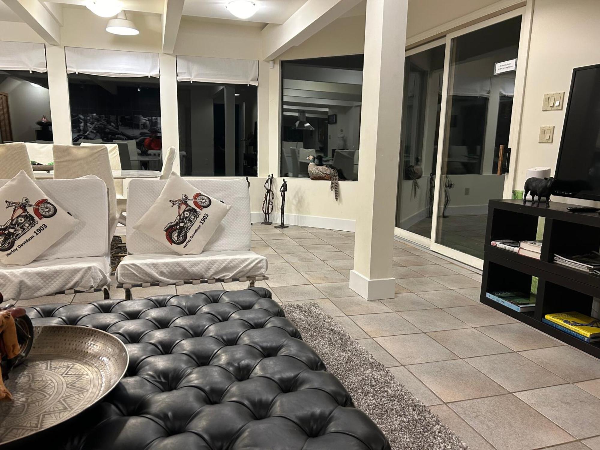 Grouse Cheerful Large Private Bedroom, Bath, Shared Deck, Pool, Hot Tub North Vancouver Ngoại thất bức ảnh