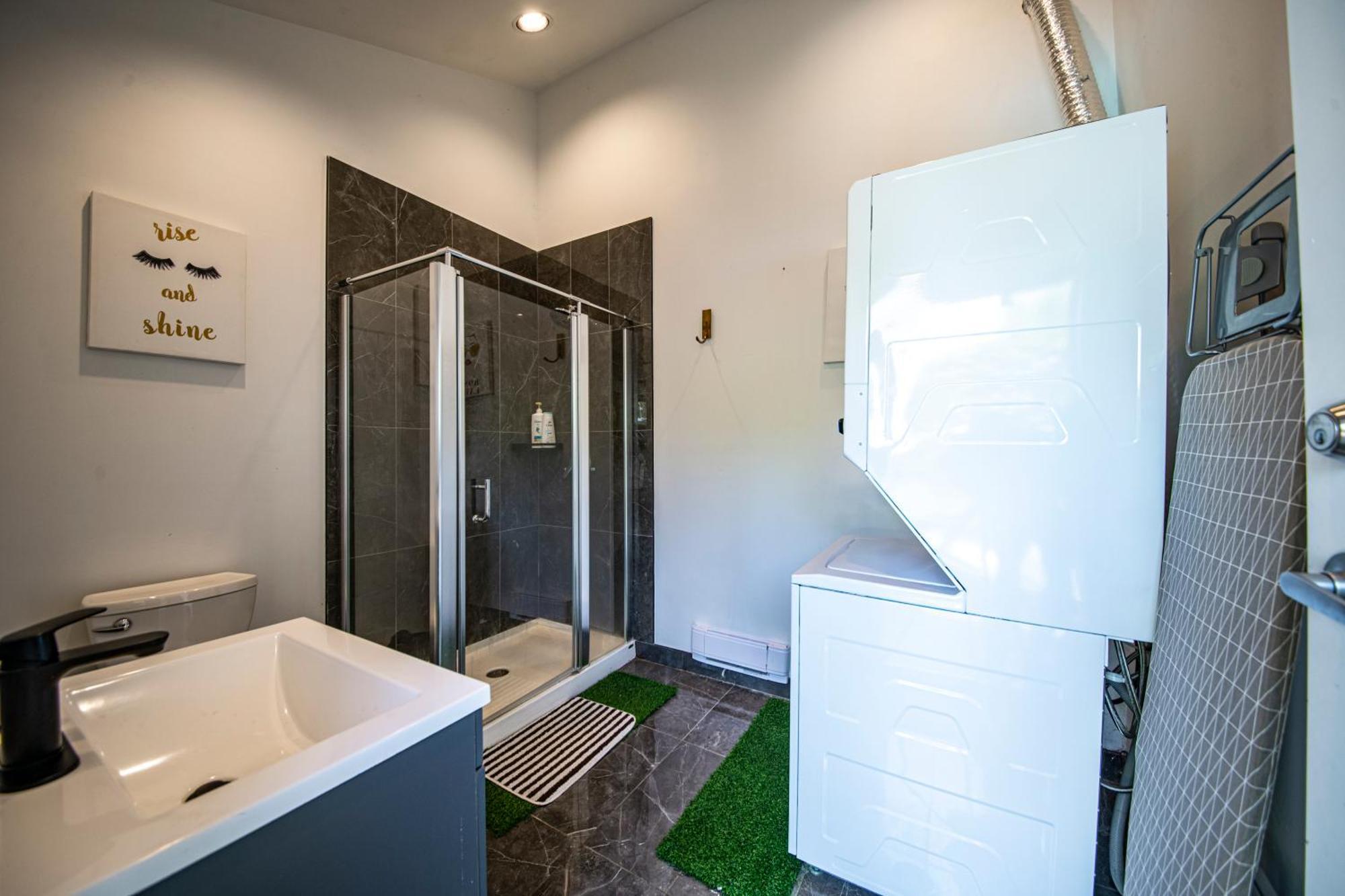 Grouse Cheerful Large Private Bedroom, Bath, Shared Deck, Pool, Hot Tub North Vancouver Ngoại thất bức ảnh