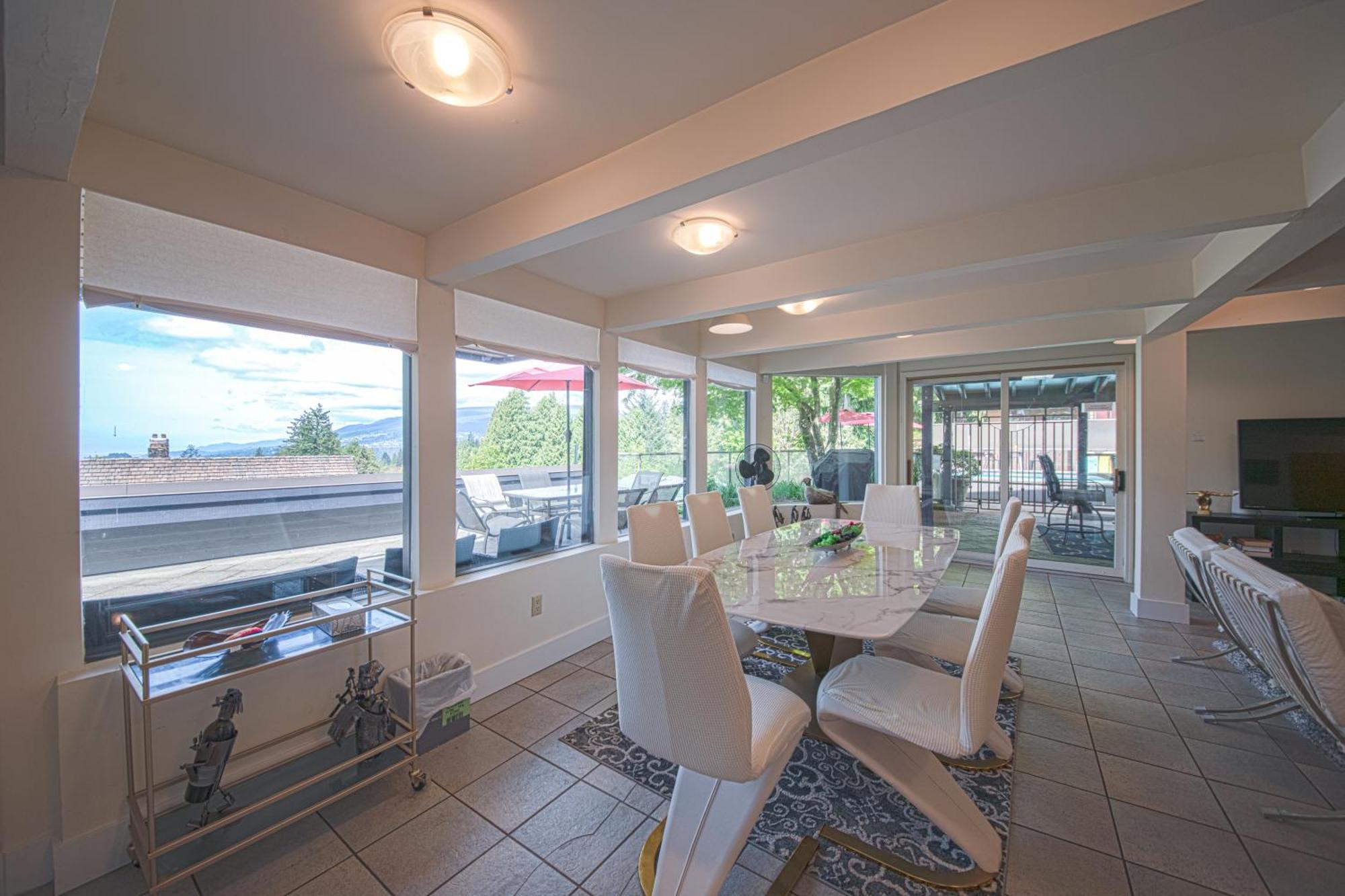 Grouse Cheerful Large Private Bedroom, Bath, Shared Deck, Pool, Hot Tub North Vancouver Ngoại thất bức ảnh