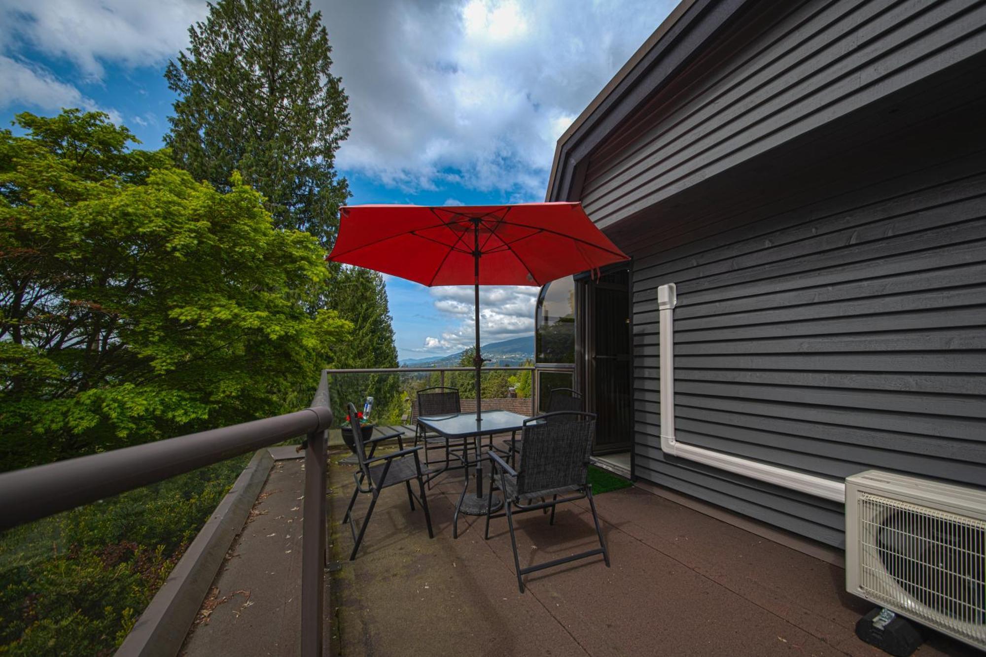 Grouse Cheerful Large Private Bedroom, Bath, Shared Deck, Pool, Hot Tub North Vancouver Ngoại thất bức ảnh