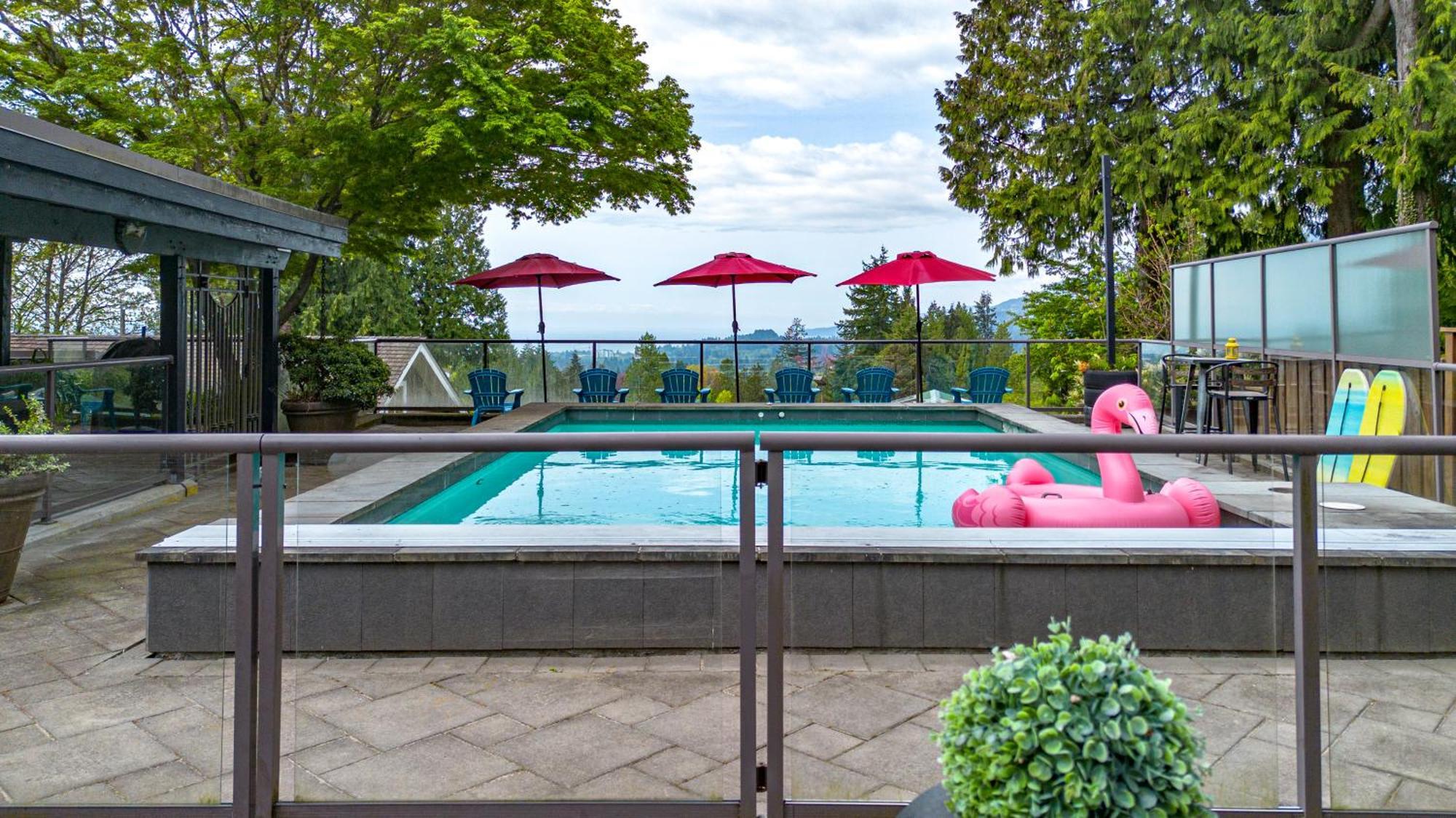 Grouse Cheerful Large Private Bedroom, Bath, Shared Deck, Pool, Hot Tub North Vancouver Ngoại thất bức ảnh