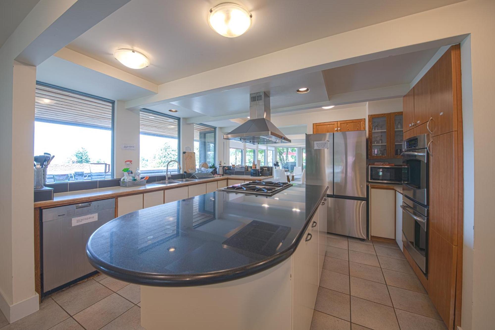 Grouse Cheerful Large Private Bedroom, Bath, Shared Deck, Pool, Hot Tub North Vancouver Ngoại thất bức ảnh