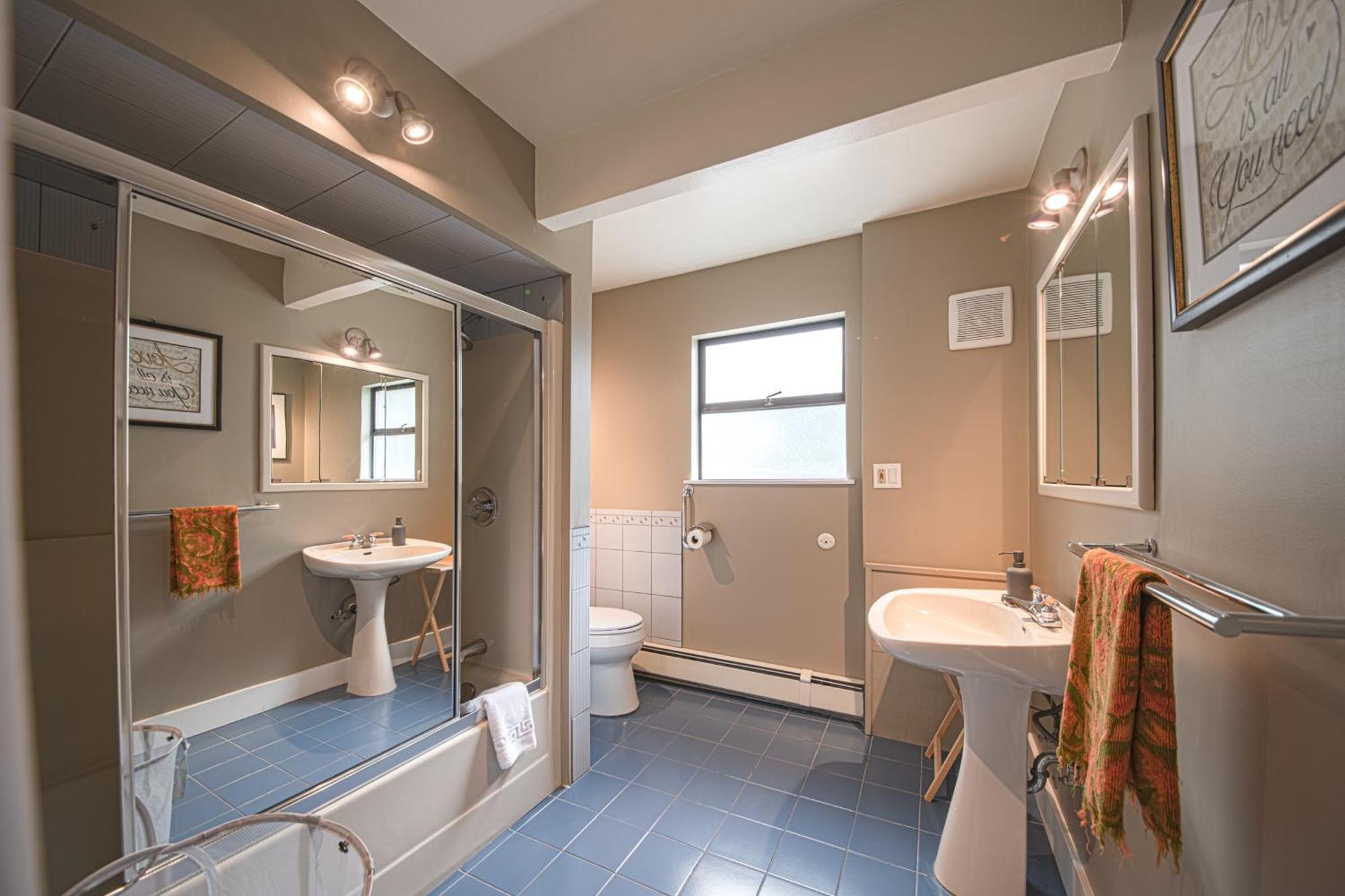 Grouse Cheerful Large Private Bedroom, Bath, Shared Deck, Pool, Hot Tub North Vancouver Ngoại thất bức ảnh