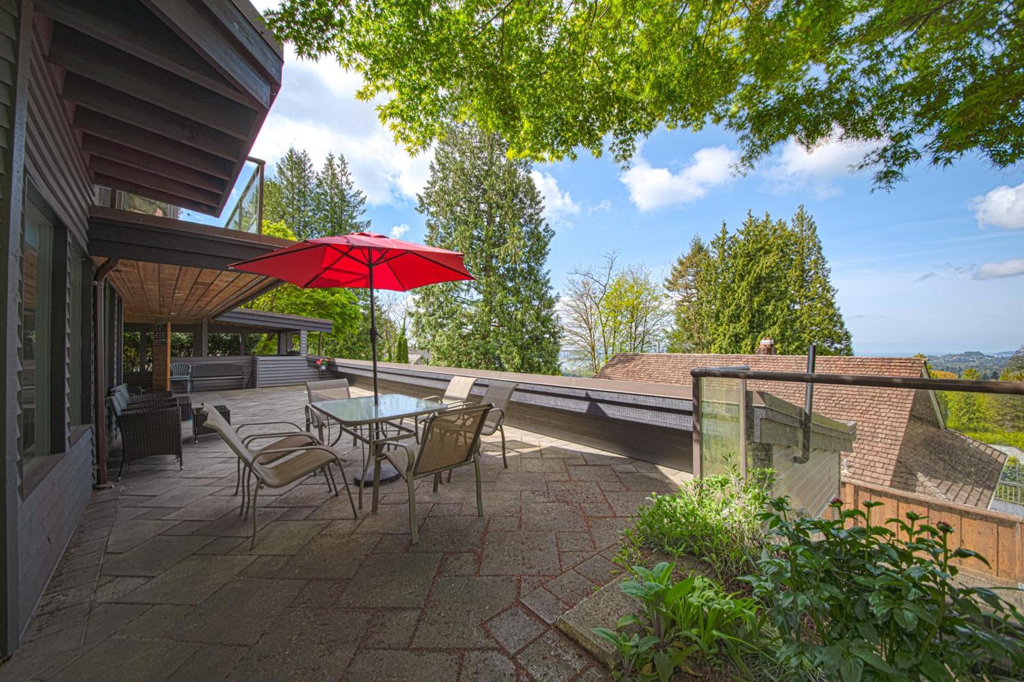 Grouse Cheerful Large Private Bedroom, Bath, Shared Deck, Pool, Hot Tub North Vancouver Ngoại thất bức ảnh
